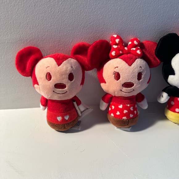 Sweet set of 5 Mickey and Minnie, lovable Hallmark itty bitty’s ♥️✨ Free gifts!! - Picture 2 of 9